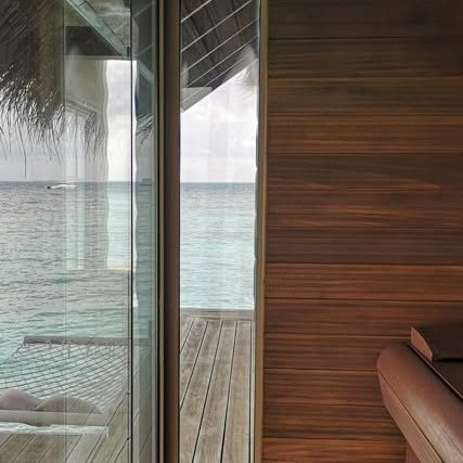 Terrasse et bardage bois d'un bungalow face à la mer